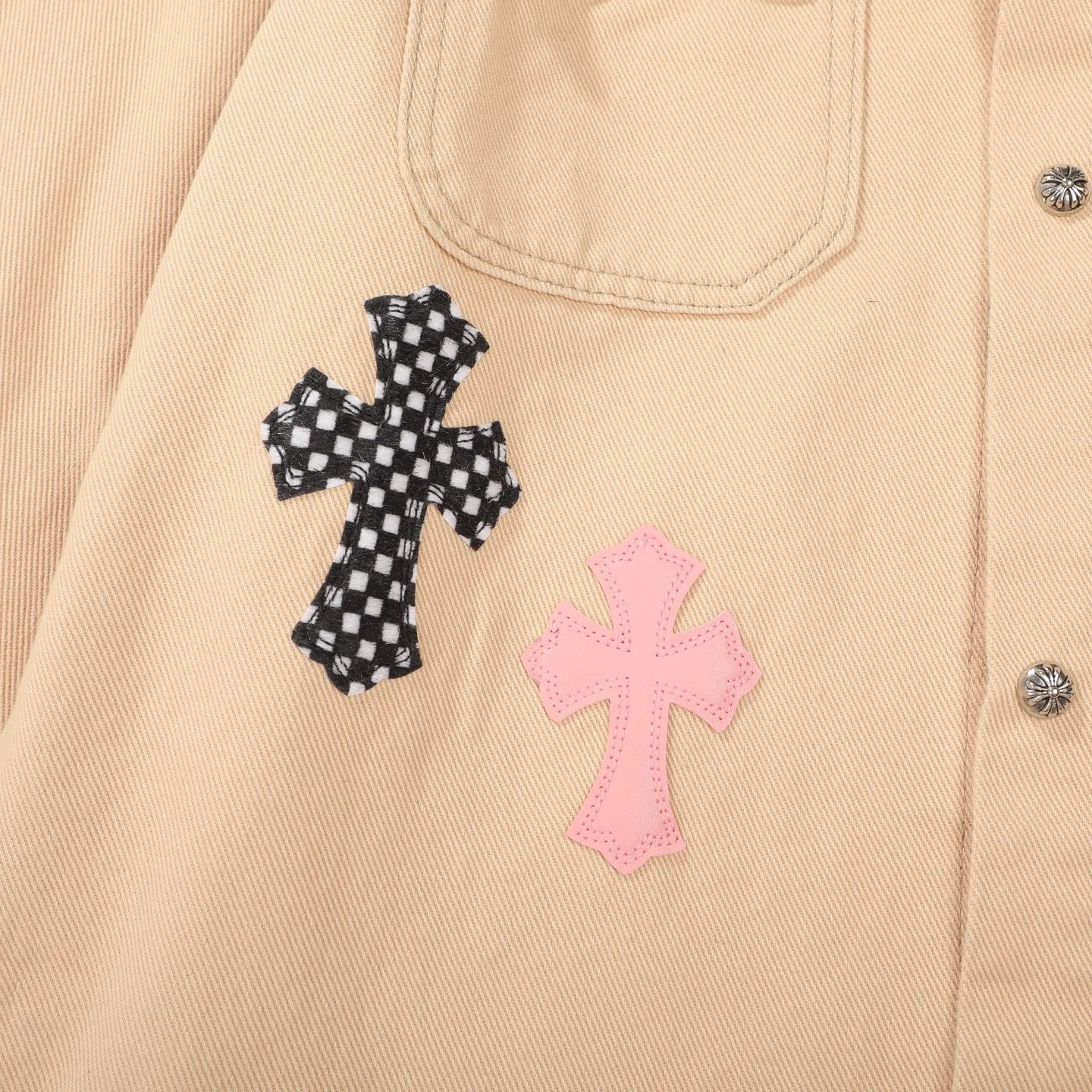 P260 Chrome Hearts丨Chloe Hearts 25ss Cherry Blossom Pink Leather Jacket Same Style for Men and Women WorkDog Pink Leather Jacket, a timeless workwear series. The fabric is made of custom-woven high-density canvas, which took more than two months. It was subsequently lightly coated to give the whole body a glossy look~ Zero color difference was achieved, and the fabric texture details were all in place! The crosses of the accessories are all genuine sheepskin, hand-stitched! The actual texture is better, the upper body is stiff, and it is OK for both men and women. The dark cross leather element has its own aura and can be worn with any outfit to slay the audience! Let you easily control the rate of return! The cross stitching is all lambskin, the inner leather is first-layer calfskin, the hardware is silver-plated, and the details are full. Size: S/M/L/XL Length: 66/68/70/72 Bust: 55/57.5/60/62.5 Shoulder width: 45.5/47.5/49.5/51.5 Sleeve length: 62/63/64/65